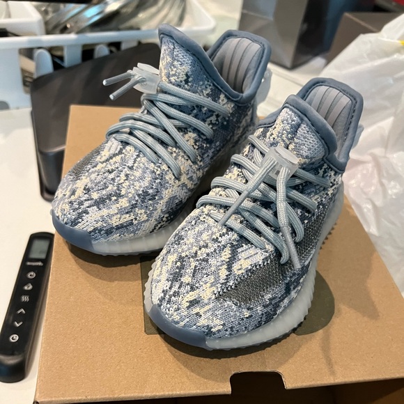 Adidas Yeezy Boost 350 V2 Kids Beluga - Main Image